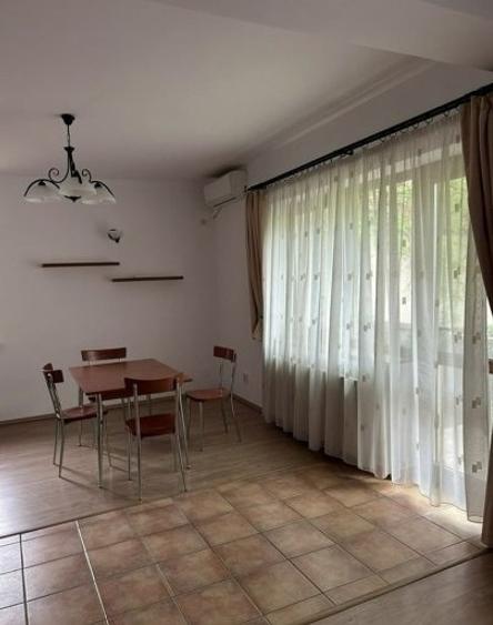 Casă individuală cu 5 camere cu Teren 250 Mp în Tei