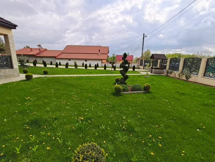Casă individuală cu 5 camere cu Garaj în Crasna