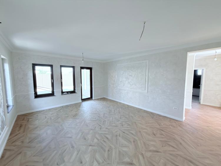 Casă individuală cu 5 camere cu Teren 500 Mp în Central