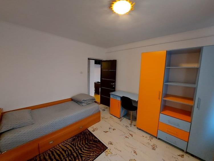 Apartament cu 3 camere semidecomandat în Tomis III