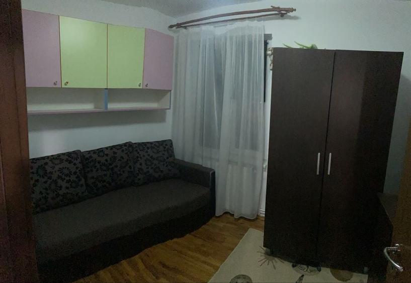 Apartament cu 3 camere decomandat în Pandurilor