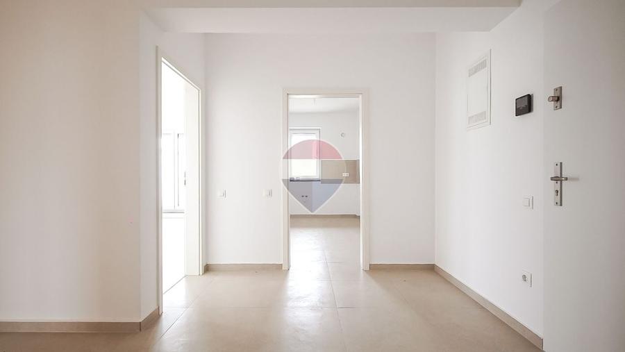 Apartament cu 3 camere decomandat în Tractorul