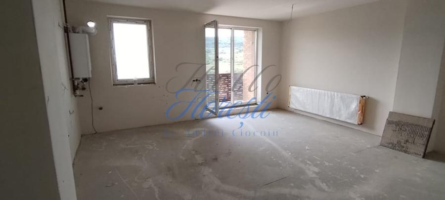 Apartament cu 2 camere semidecomandat în Chinteni