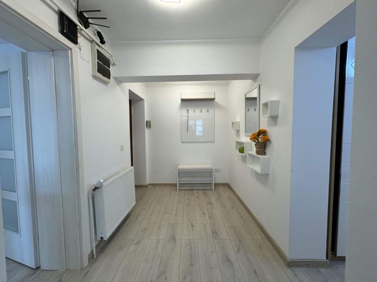 Apartament cu 3 camere decomandat, mobilat în