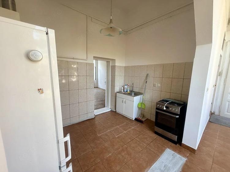 Apartament cu 3 camere semidecomandat în P-ța Maria