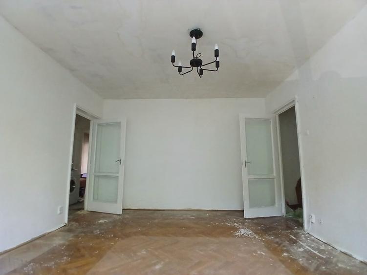 Apartament cu 3 camere semidecomandat în Ștefan cel Mare