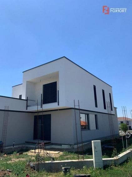 Casă individuală cu 6 camere cu Canalizare în Dumbrăvița