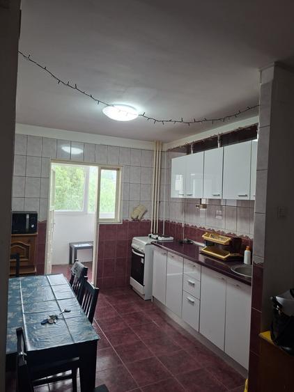 Apartament cu 3 camere semidecomandat în Rahova