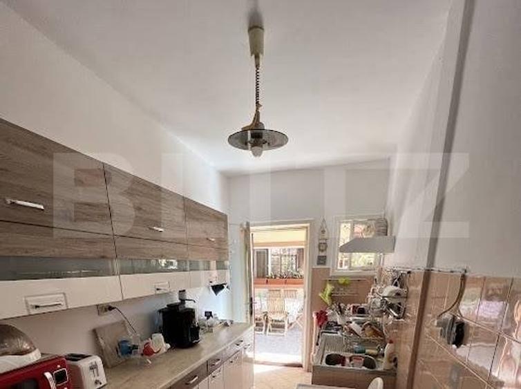 Casă cu 8 camere cu Teren 365 Mp în Lipovei