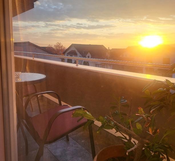 Apartament cu 3 camere decomandat, mobilat în Pietroasa