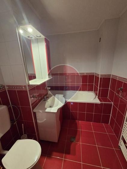 Apartament cu 3 camere decomandat, mobilat în Central