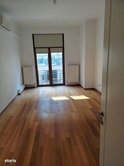 Apartament cu 4 camere decomandat în Calea Victoriei