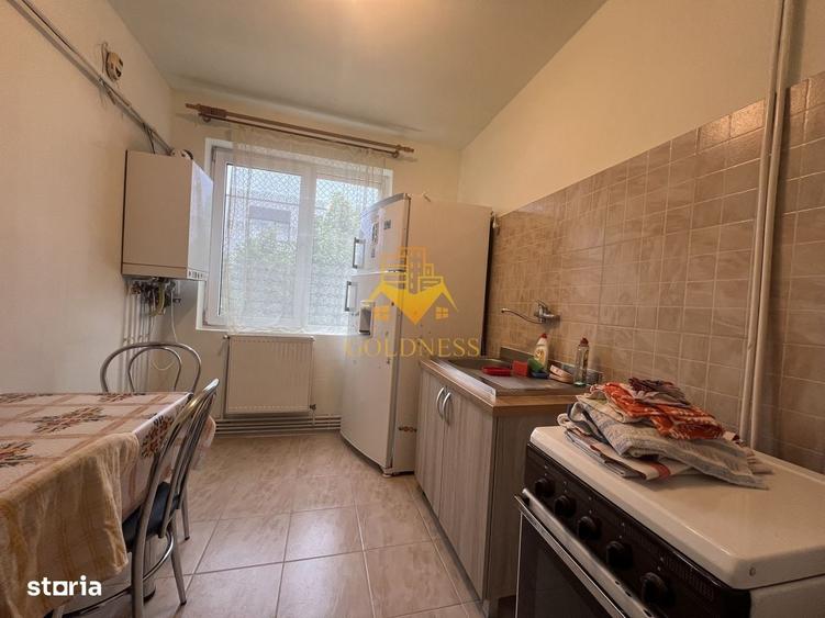 Apartament cu 3 camere semidecomandat în Horea