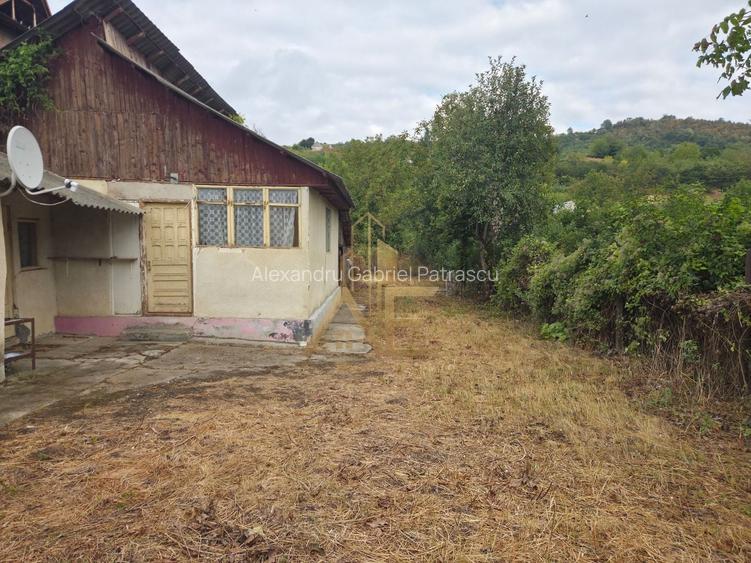 Casă bătrânească+Teren intravilan de vânzare(1970mp) la 20min de Bacău