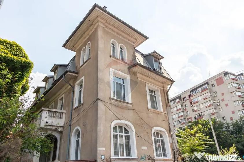 Casă cu 7 camere cu Teren 140 Mp în P-ța Victoriei