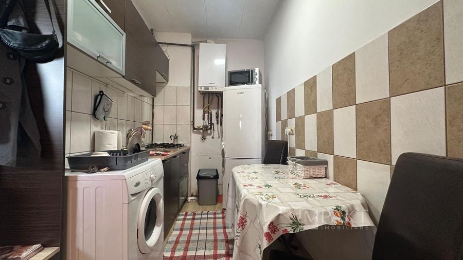 Casă individuală cu 10 camere decomandat cu Canalizare în Central