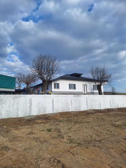 Casă cu 4 camere în Industrială