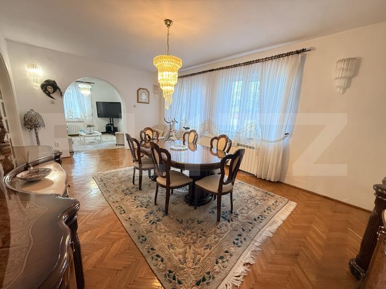 Casă individuală cu 9 camere cu Piscina în Central