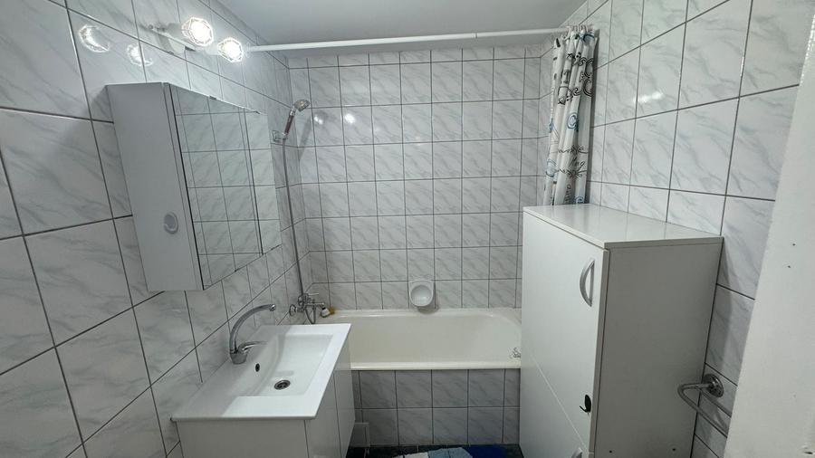 Apartament cu 3 camere decomandat, mobilat în Ștrand