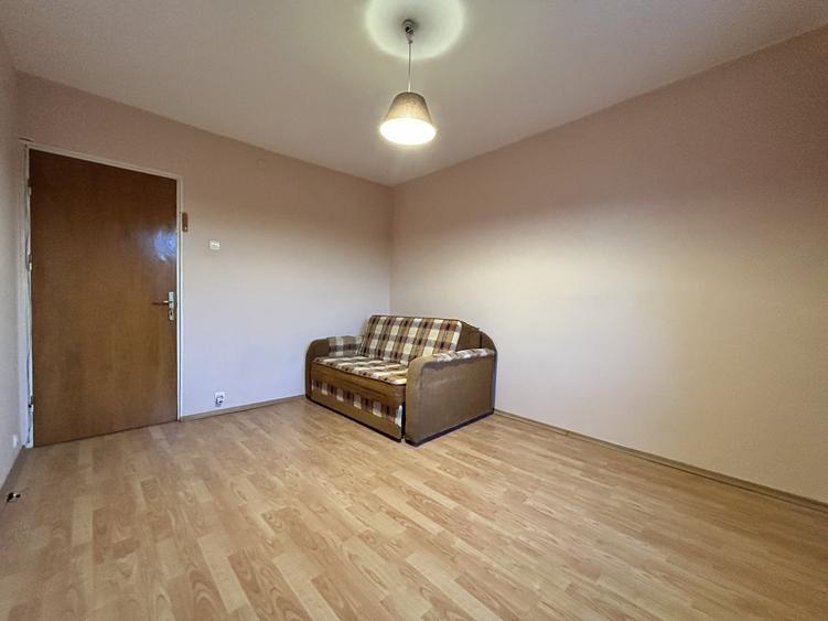 Apartament cu 3 camere semidecomandat, mobilat în Titan