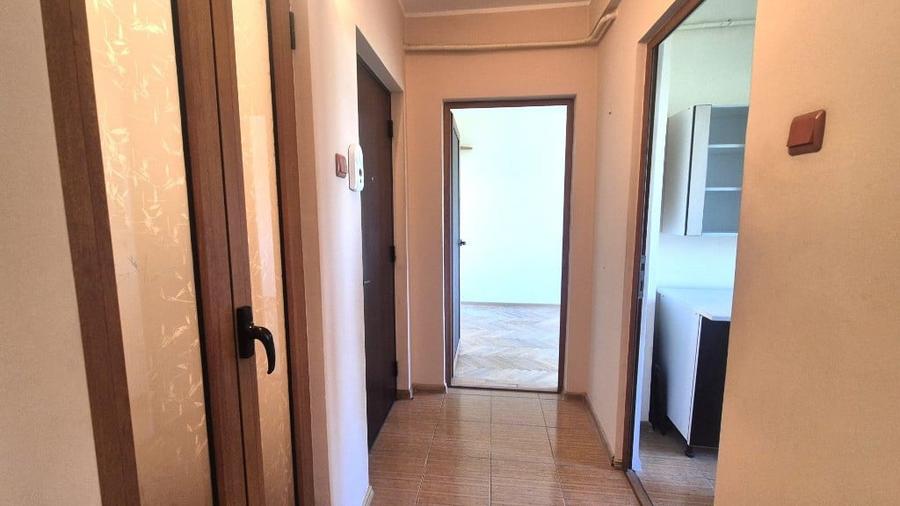 Apartament cu 3 camere semidecomandat în Vest