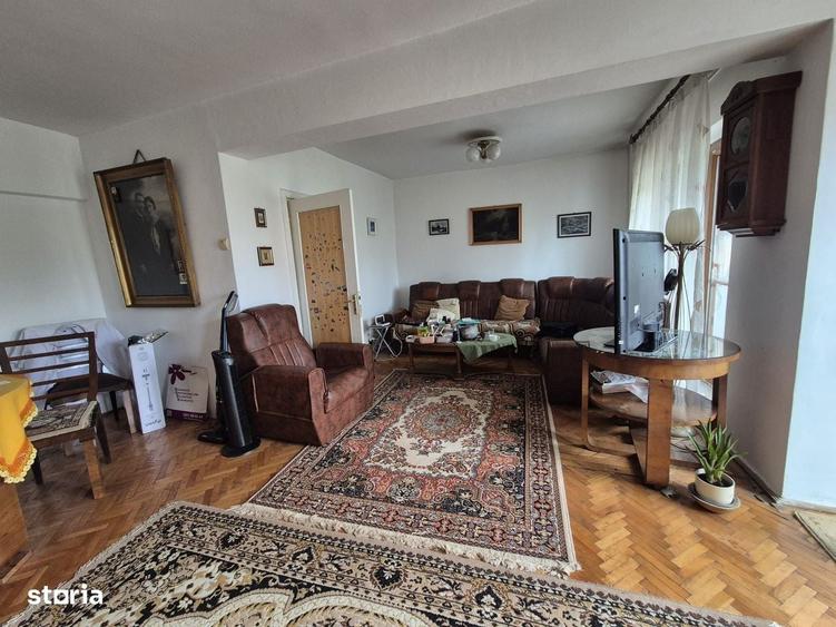Apartament cu 3 camere decomandat în Calea București