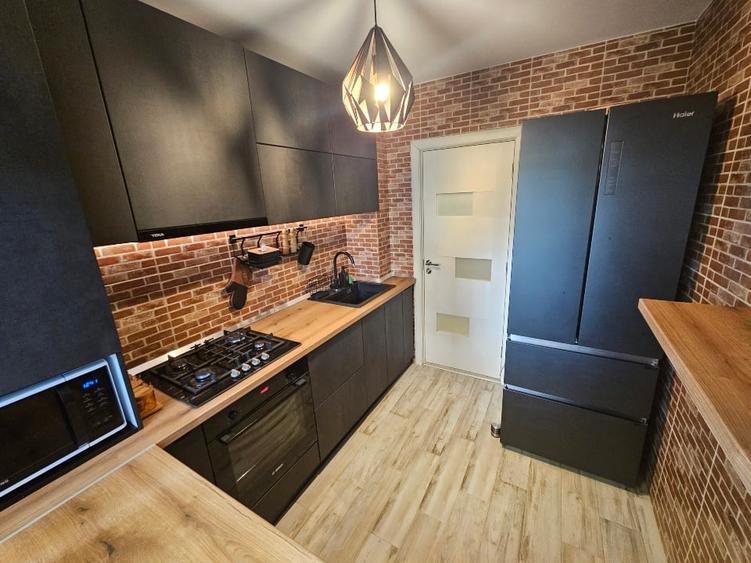 Apartament cu 3 camere semidecomandat în Titan
