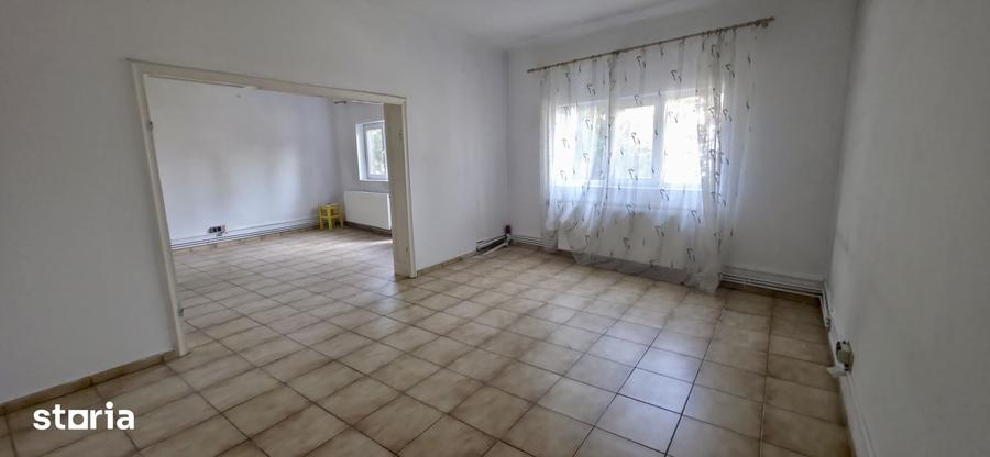 Apartament cu 3 camere nedecomandat în Centrul Civic
