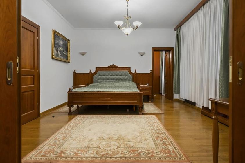 Casă cu 8 camere cu Canalizare în Aviatorilor