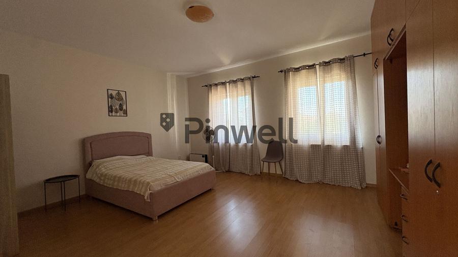 Casă individuală cu 8 camere cu Canalizare în Nord