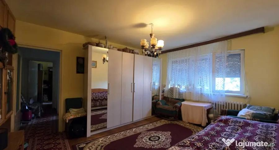 Apartament cu 4 camere semidecomandat în Dacia
