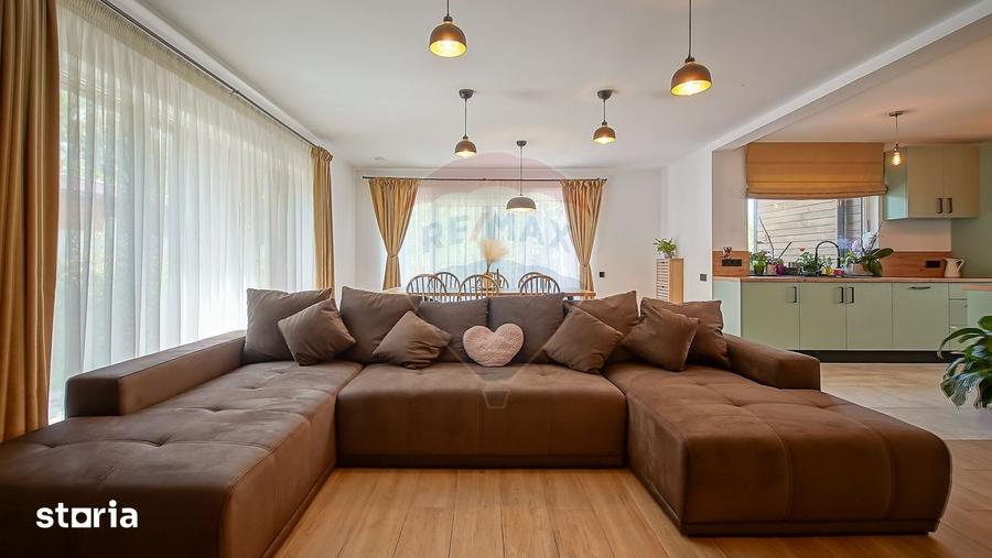 Casă cu 4 camere cu Teren 387 Mp în Stupini