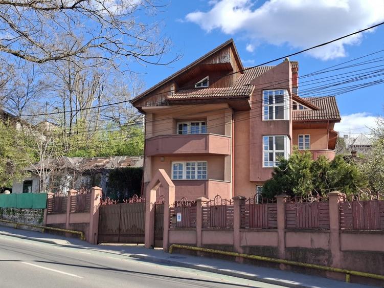 Casă individuală cu 5 camere cu Canalizare în Central