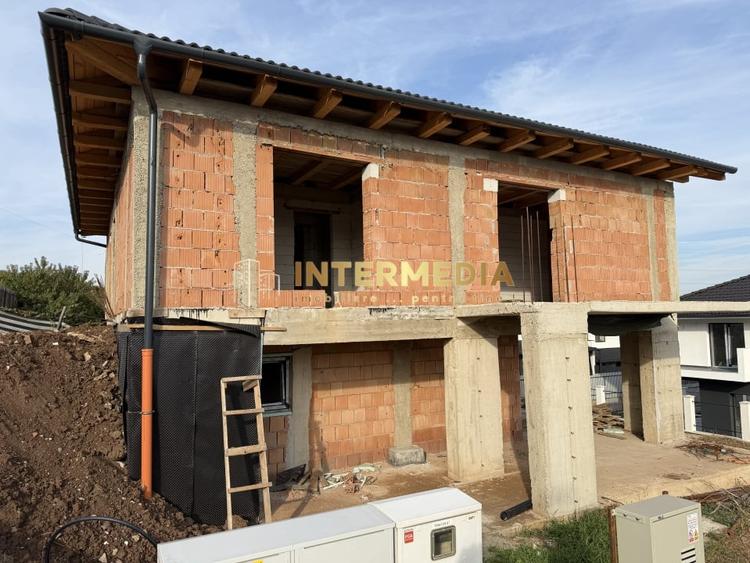 Casă individuală cu 4 camere cu Canalizare în Cetate