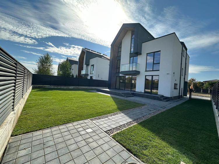 Casă individuală cu 5 camere cu Canalizare în Odăi