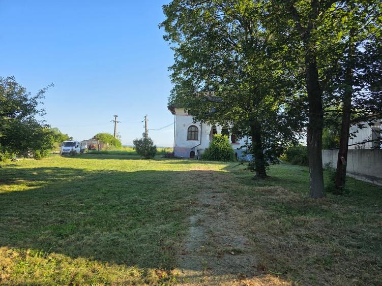 Casă cu 5 camere cu Teren 2800 Mp în Poienarii Burchii