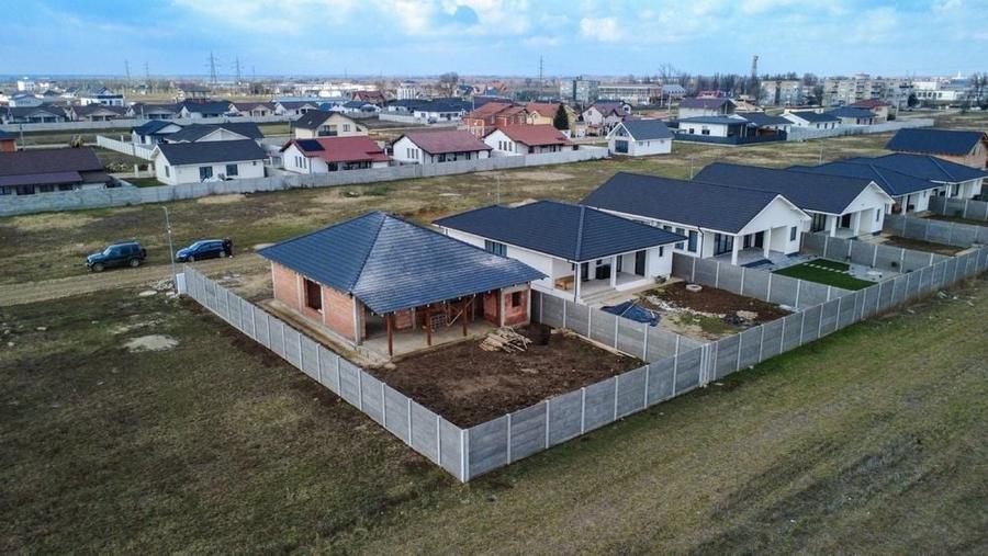 Casă cu 4 camere în Sântandrei