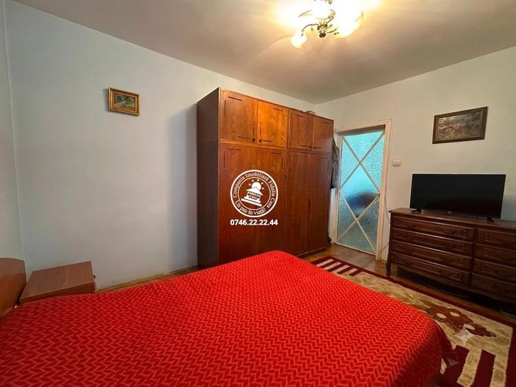 Apartament cu 3 camere decomandat în Podu Roș
