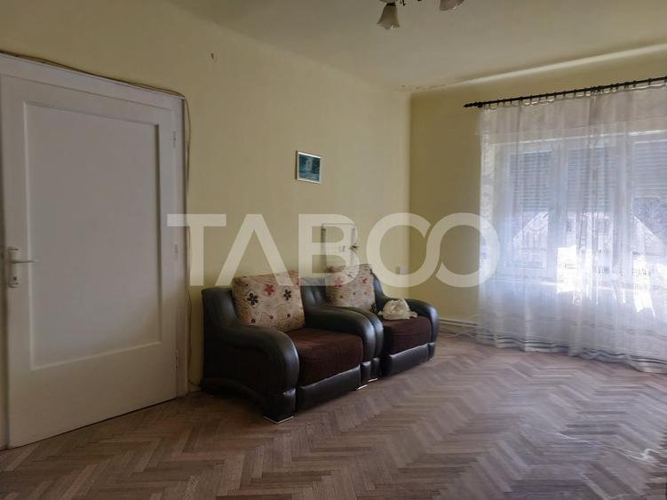 Apartament cu 3 camere semidecomandat, mobilat în Cisnădie