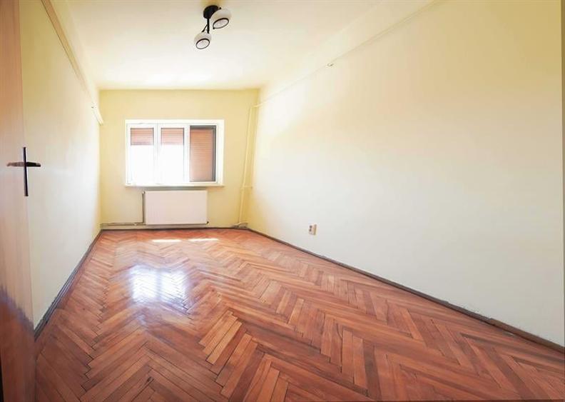 Apartament cu 3 camere decomandat în Calea București