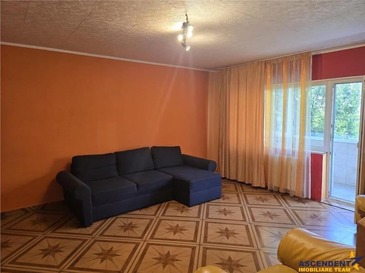 Apartament cu 3 camere decomandat în Noua