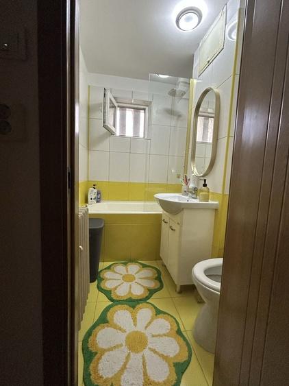 Apartament cu 3 camere semidecomandat în Lacul Tei