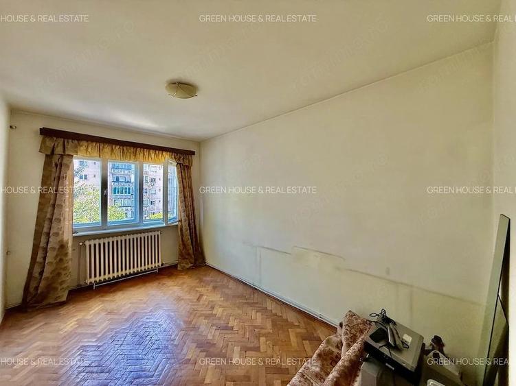 Apartament cu 3 camere decomandat în Piața Centrală