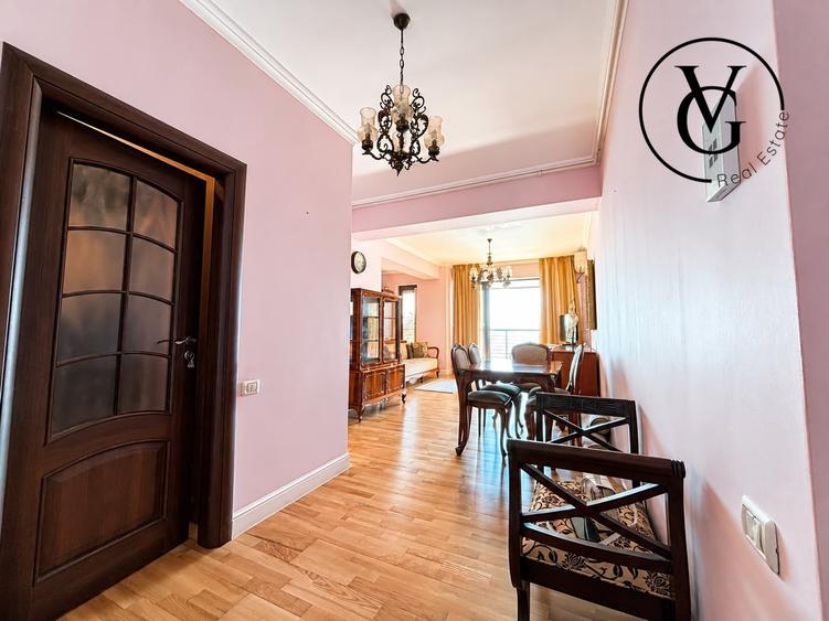 Apartament cu 3 camere semidecomandat, mobilat în Central