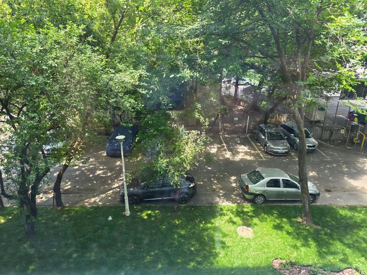 Apartament cu 3 camere decomandat în Colentina