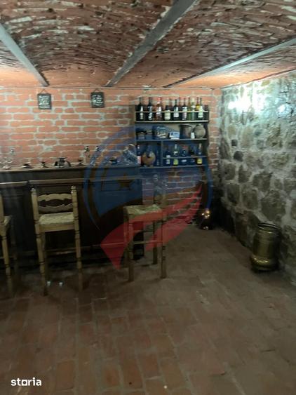 Casă cu 8 camere cu Teren 400 Mp în Central