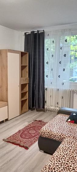 Apartament cu 3 camere decomandat în Valea Ialomiței
