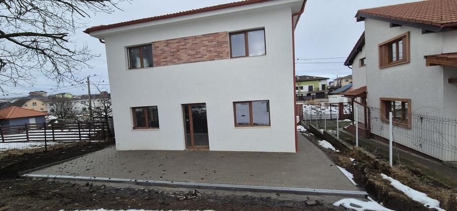 Casă individuală cu 4 camere cu Canalizare în Dezmir
