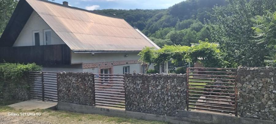 Casă cu Teren 1800 Mp în Basarabi