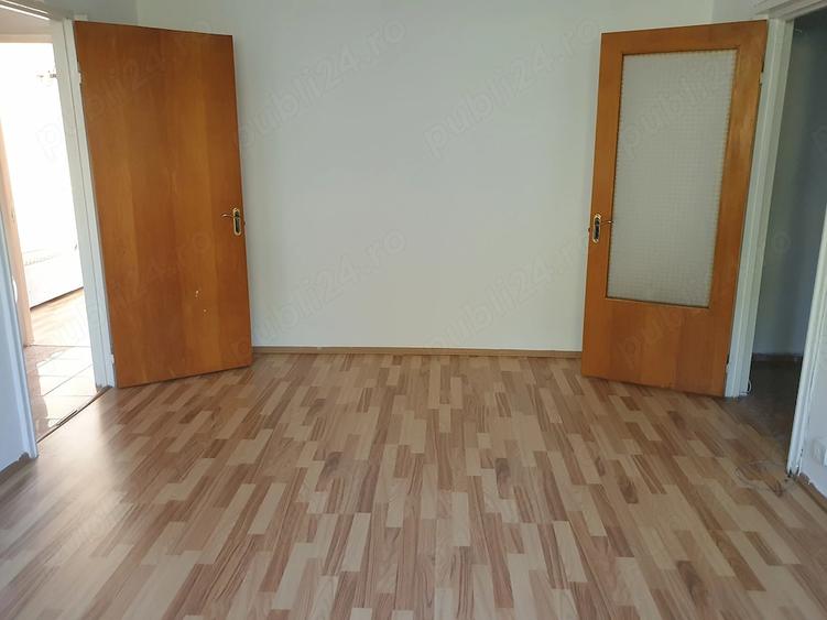 Apartament cu 3 camere semidecomandat în Berceni